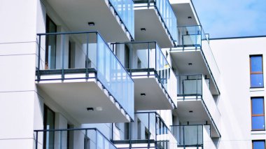 Modern apartman binasının mimari detayları. Güneş ışığı alan modern Avrupa konut kompleksi.