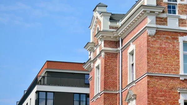 Modern apartman binasının mimari detayları. Güneş ışığı alan modern Avrupa konut kompleksi.