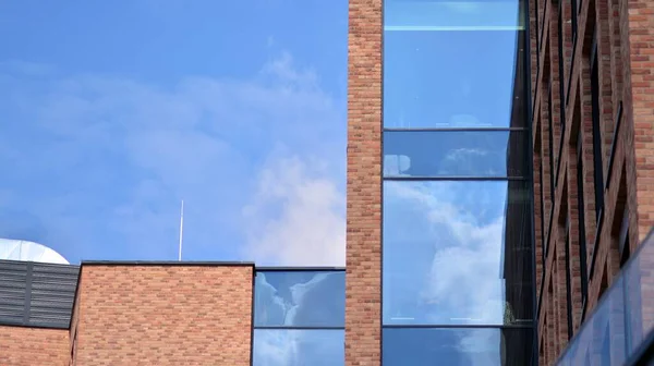 Moderna Fachada Ladrillo Vidrio Del Edificio Oficinas Una Combinación Contrastante — Foto de Stock