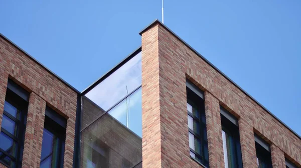 オフィスビルのモダンなレンガとガラスのファサード ビルの空とレンガの質感の対照的な組み合わせ 赤レンガ造りの建物の建築ファサード — ストック写真