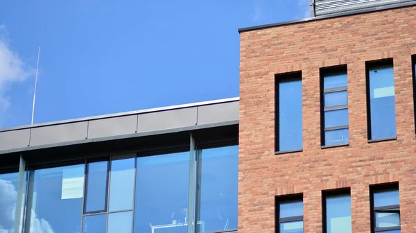 Moderna Fachada Ladrillo Vidrio Del Edificio Oficinas Una Combinación Contrastante — Foto de Stock