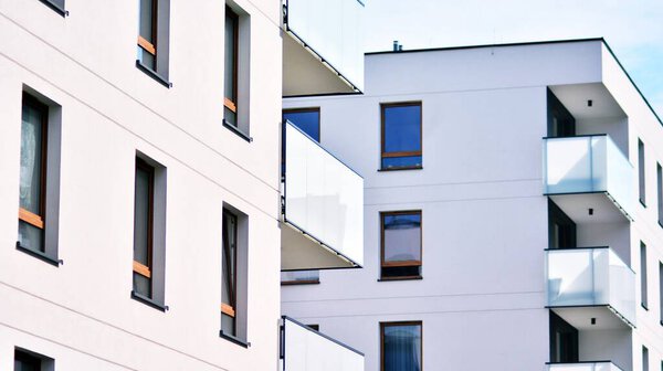 Архитектурные детали современного многоквартирного дома. Современный европейский жилой комплекс с солнечным светом.