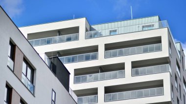 Modern apartman binası. Satılık lüks daireler. Yeni mahalle modern tarzı. Avrupa 'da emlak piyasası.