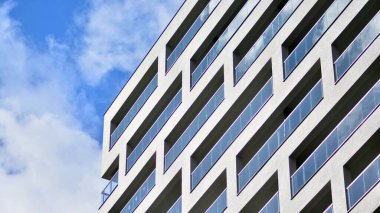 Modern apartman binası. Satılık lüks daireler. Yeni mahalle modern tarzı. Avrupa 'da emlak piyasası.