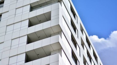 Modern apartman binası. Satılık lüks daireler. Yeni mahalle modern tarzı. Avrupa 'da emlak piyasası.