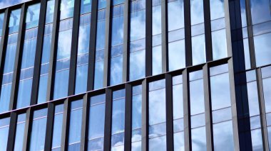 Modern ofis binası detayları, temiz bir arka planda cam yüzey. Ofis binasının şeffaf cam duvarı.  