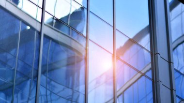 Modern ofis binası detayları, temiz bir arka planda cam yüzey. Ofis binasının şeffaf cam duvarı.  