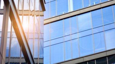 Modern ofis binası detayları, temiz bir arka planda cam yüzey. Ofis binasının şeffaf cam duvarı.  