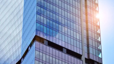 Modern ofis binası detayları, temiz bir arka planda cam yüzey. Ofis binasının şeffaf cam duvarı.  