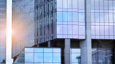 Modern ofis binası detayları, temiz bir arka planda cam yüzey. Ofis binasının şeffaf cam duvarı.  