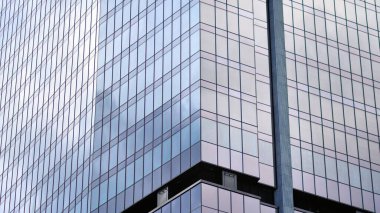 Modern ofis binası detayları, temiz bir arka planda cam yüzey. Ofis binasının şeffaf cam duvarı.  