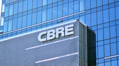 Varşova, Polonya. 26 Nisan 2021 CBRE işareti. Şirket tabela CBRE. 