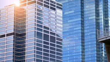 Modern ofis binası detayları, temiz bir arka planda cam yüzey. Ofis binasının şeffaf cam duvarı.  