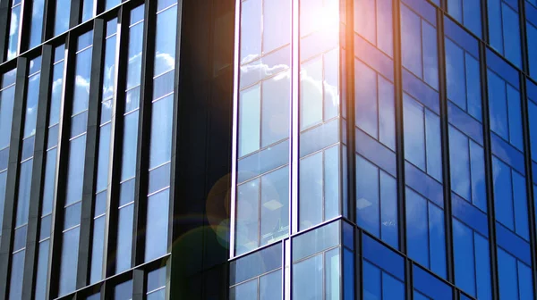 Detalle Moderno Del Edificio Oficinas Superficie Vidrio Sobre Fondo Cielo — Foto de Stock