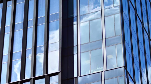 Detalle Moderno Del Edificio Oficinas Superficie Vidrio Sobre Fondo Cielo — Foto de Stock