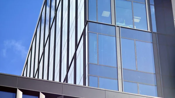 Modernes Bürogebäude Detail Glasoberfläche Vor Klarem Himmel Transparente Glaswand Eines — Stockfoto