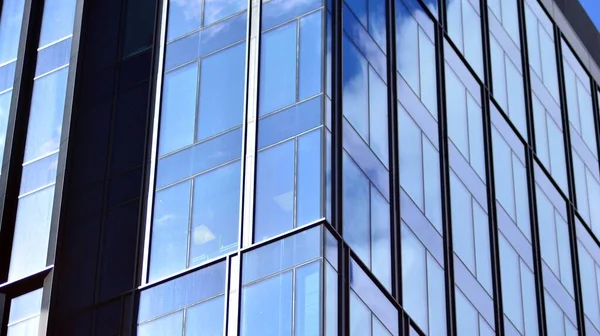 Modernes Bürogebäude Detail Glasoberfläche Vor Klarem Himmel Transparente Glaswand Eines — Stockfoto