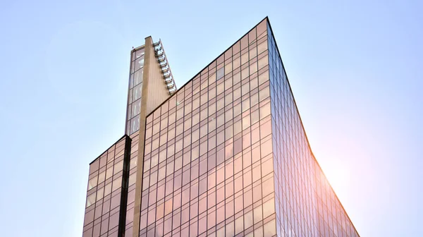Moderní Kancelářská Budova Detail Skleněný Povrch Jasném Pozadí Oblohy Průhledná — Stock fotografie