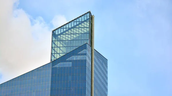 Modern Kantoorgebouw Detail Glazen Oppervlak Een Heldere Hemel Achtergrond Transparante — Stockfoto