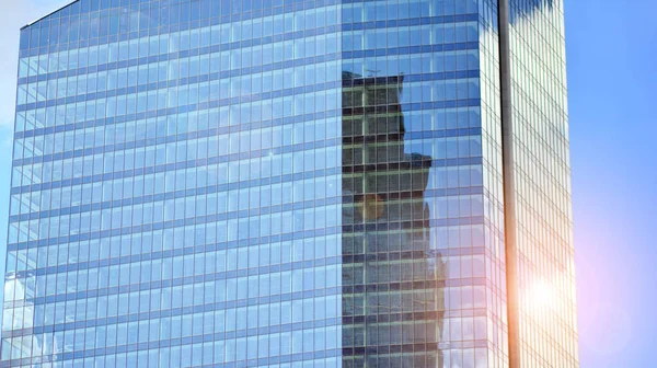 Modern Kantoorgebouw Detail Glazen Oppervlak Een Heldere Hemel Achtergrond Transparante — Stockfoto