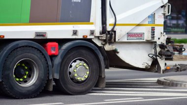 Varşova, Polonya. 26 Nisan 2021. Sokaktaki çöp kamyonu. Belediye ve şehir hizmetleri.