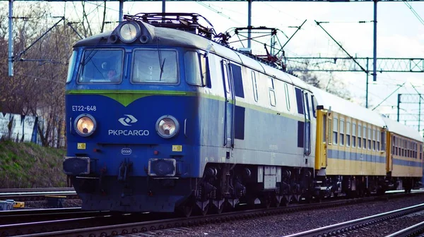 Warschau Polen April 2021 Personenzug Des Öffentlichen Verkehrs Auf Bahngleis — Stockfoto