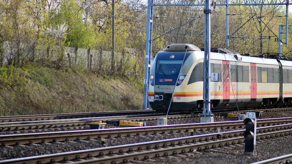 Varsavia Polonia Aprile 2021 Treno Passeggeri Del Trasporto Pubblico Rotaia — Foto Stock