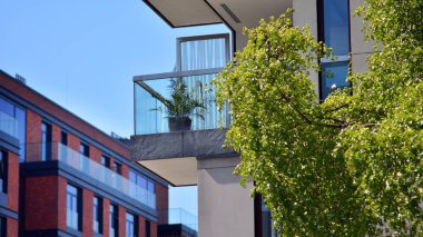 Yeni modern mimari yapı evi. Apartmanın modern cephesi.