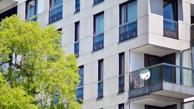 Yeni modern mimari yapı evi. Apartmanın modern cephesi.