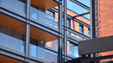 Tuğla yüzlü bir apartmanın mimari dış görünüşü. Apartmanın modern tuğla ve cam cephesi.
