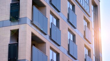 Yeni modern mimari yapı evi. Apartmanın modern cephesi.