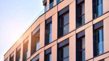 Yeni modern mimari yapı evi. Apartmanın modern cephesi.