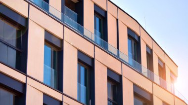 Yeni modern mimari yapı evi. Apartmanın modern cephesi.