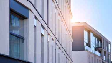 Yeni modern mimari yapı evi. Apartmanın modern cephesi.
