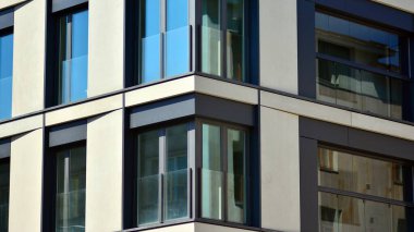 Yeni modern mimari yapı evi. Apartmanın modern cephesi.