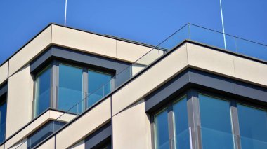 Yeni modern mimari yapı evi. Apartmanın modern cephesi.