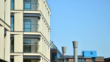 Yeni modern mimari yapı evi. Apartmanın modern cephesi.