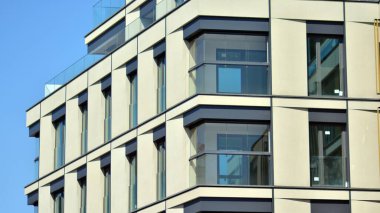 Yeni modern mimari yapı evi. Apartmanın modern cephesi.