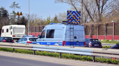 Varşova, Polonya. 28 Nisan 2021. Polis arabası ve yolda bir kaza. Polis kaza geçiren arabada mavi ışık yaktı