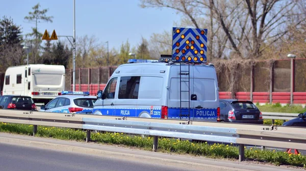 ポーランドのワルシャワ 2021年4月28日 警察の車と道路上の事故 事故で青信号を点滅警察は車を損傷 — ストック写真