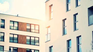 Apartman, ev ve dış görünüş mimarisi ve açık hava tesisleri. Arka planda mavi gökyüzü. Güneş ışığı. Retro filtresi.