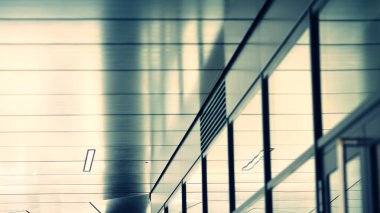 Şehirde günışığı olan modern bir bina. Modern ofis binasında soyut doku ve mavi cam cephe, Retro renkli tonik filtre efekti.