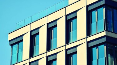 Apartman, ev ve dış görünüş mimarisi ve açık hava tesisleri. Arka planda mavi gökyüzü. Güneş ışığı. Retro filtresi.