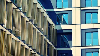 Apartman, ev ve dış görünüş mimarisi ve açık hava tesisleri. Arka planda mavi gökyüzü. Güneş ışığı. Retro filtresi.