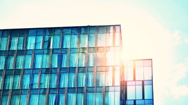 Şehirde günışığı olan modern bir bina. Modern ofis binasında soyut doku ve mavi cam cephe, Retro renkli tonik filtre efekti.