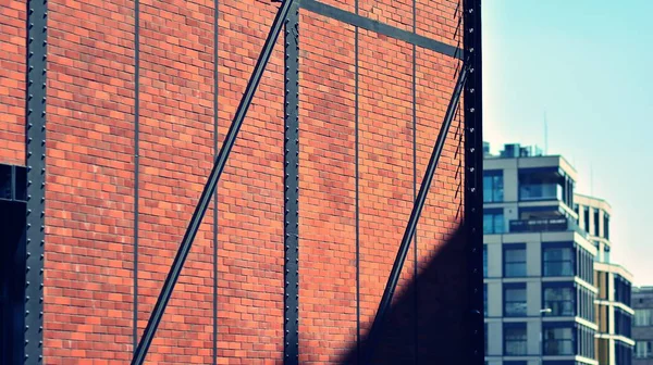 Modern Tegel Och Glasfasad Kontorsbyggnaden Kontrasterande Kombination Himmel Och Tegelstruktur — Stockfoto
