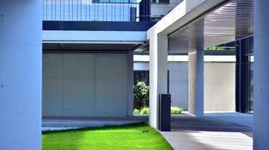 Beton ve çelikten yapılmış bir ofis binasının mimari detayları. 