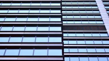 Ofis binasının cam ve çelik ön cephesi. Ofis binasının cam duvarları - iş geçmişi.