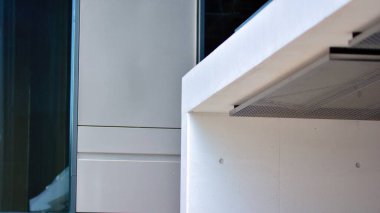 Beton ve çelikten yapılmış bir ofis binasının mimari detayları. 