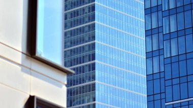 Ofis binasının cam ve çelik ön cephesi. Ofis binasının cam duvarları - iş geçmişi.